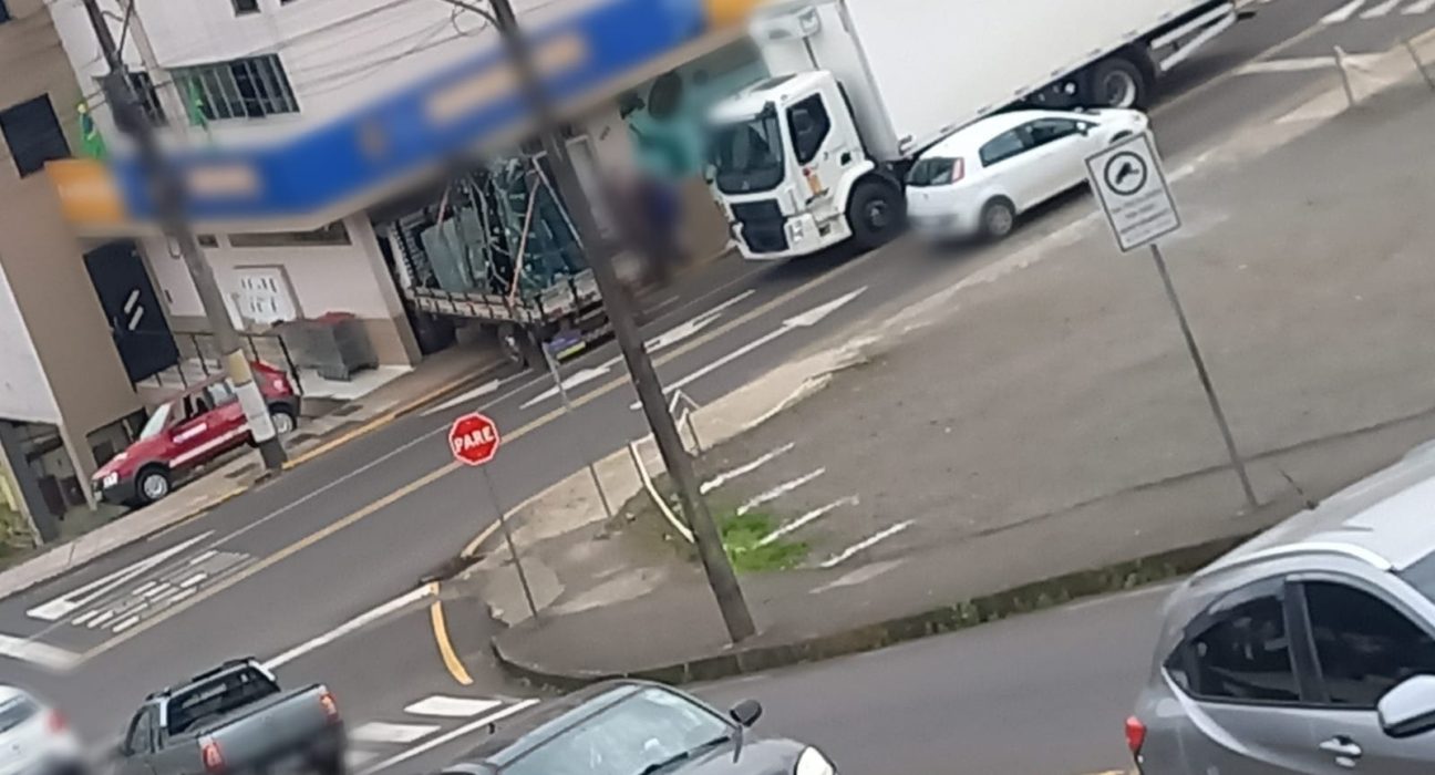 Caminhão desgovernado atingiu a entrada de um supermercado em Herval d’Oeste na quarta-feira, dia 19 - Foto Divulgação Oeste Mais WhatsApp