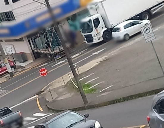 Caminhão desgovernado atingiu a entrada de um supermercado em Herval d’Oeste na quarta-feira, dia 19 - Foto Divulgação Oeste Mais WhatsApp