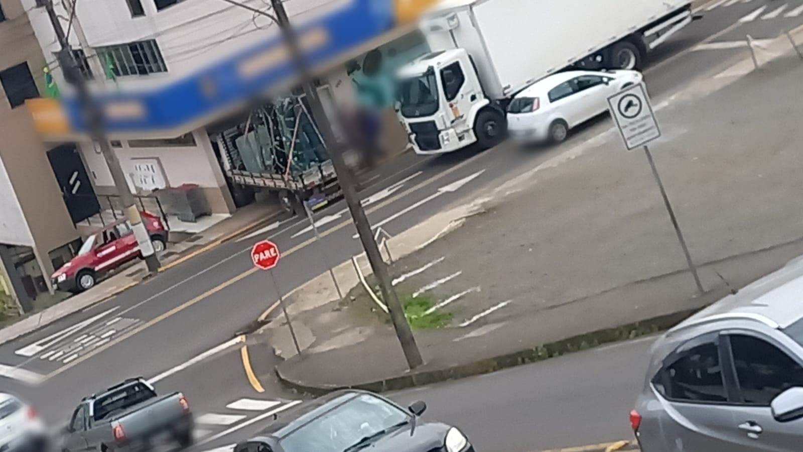 Caminhão desgovernado atingiu a entrada de um supermercado em Herval d’Oeste na quarta-feira, dia 19 - Foto Divulgação Oeste Mais WhatsApp