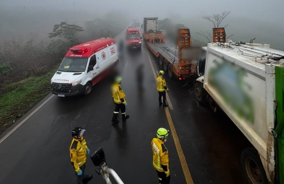 A cabine de um caminhão ficou destruída e deixou duas vítimas presas às ferragens - Fotos Corpo de Bombeiros