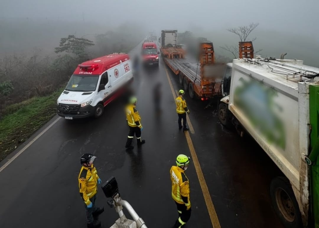 A cabine de um caminhão ficou destruída e deixou duas vítimas presas às ferragens - Fotos Corpo de Bombeiros