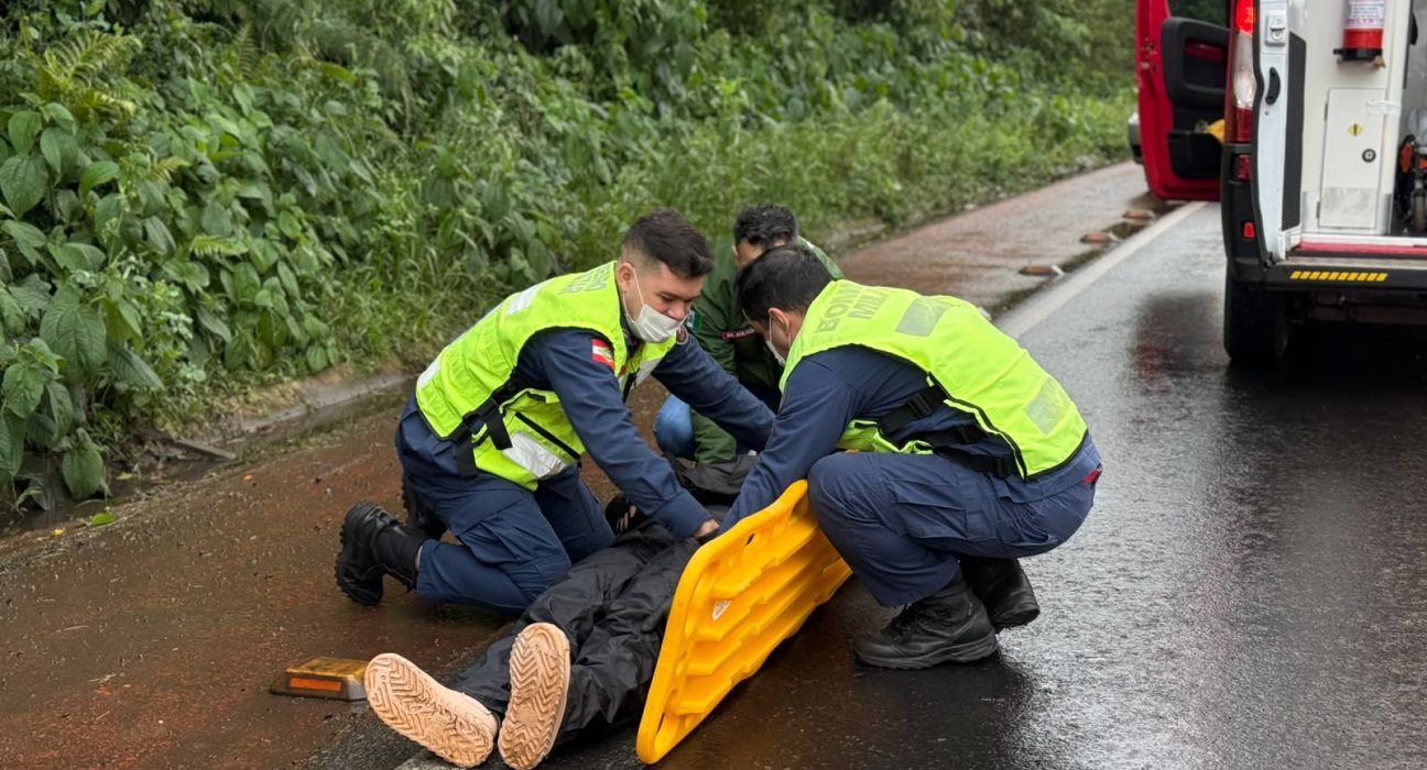 Acidente ocorreu na manhã desta sexta-feira e deixou o trânsito lento durante o atendimento - Foto Júlia Mocellim ClicRDC