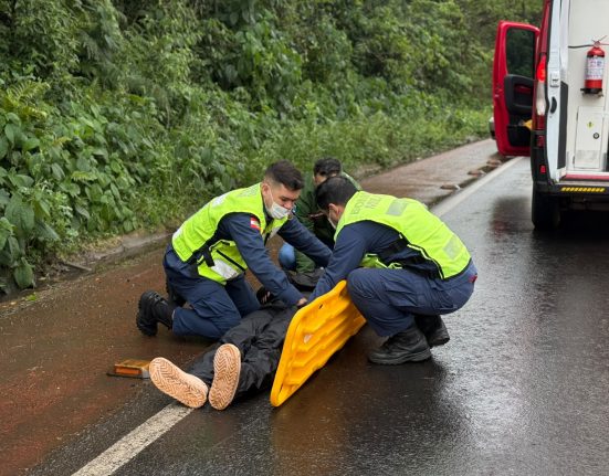 Acidente ocorreu na manhã desta sexta-feira e deixou o trânsito lento durante o atendimento - Foto Júlia Mocellim ClicRDC