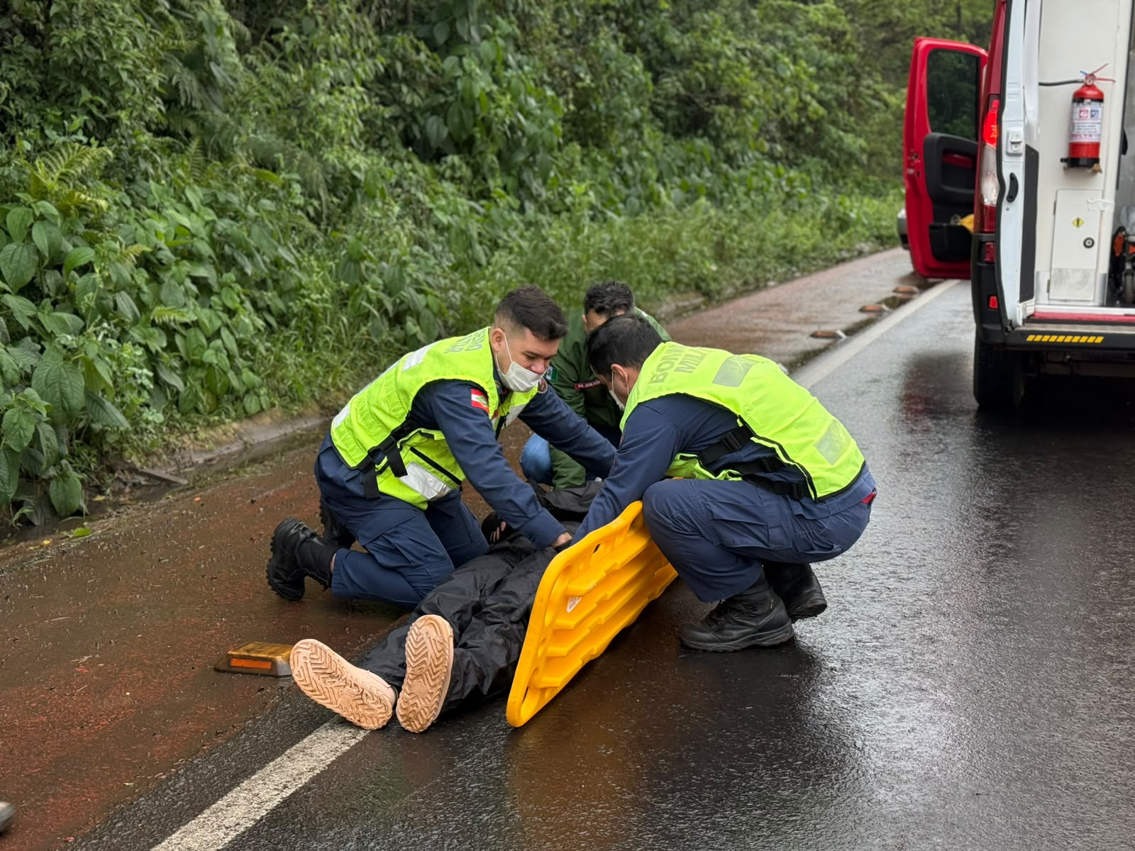 Acidente ocorreu na manhã desta sexta-feira e deixou o trânsito lento durante o atendimento - Foto Júlia Mocellim ClicRDC