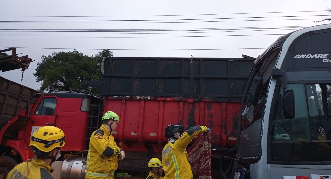 Colisão envolvendo coletivo que transportava trabalhadores mobilizou bombeiros e Samu na manhã desta sexta-feira em Xanxerê