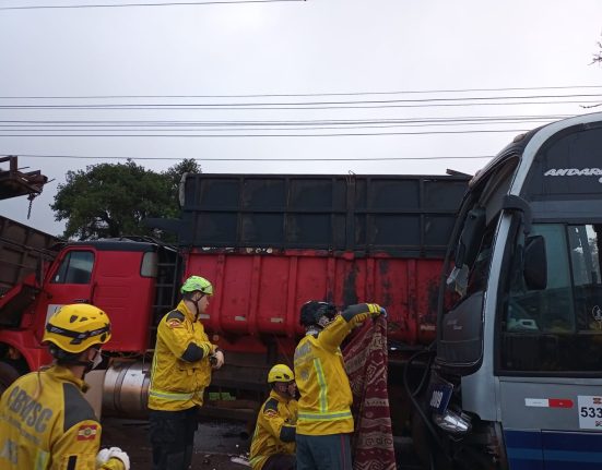 Colisão envolvendo coletivo que transportava trabalhadores mobilizou bombeiros e Samu na manhã desta sexta-feira em Xanxerê