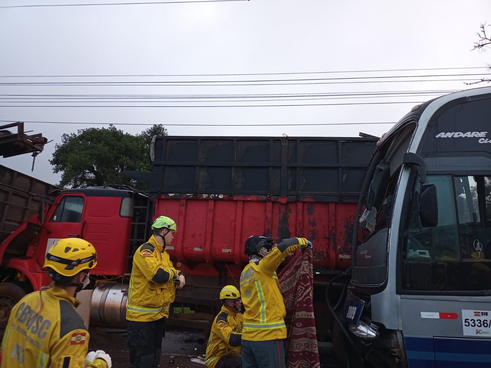 Colisão envolvendo coletivo que transportava trabalhadores mobilizou bombeiros e Samu na manhã desta sexta-feira em Xanxerê