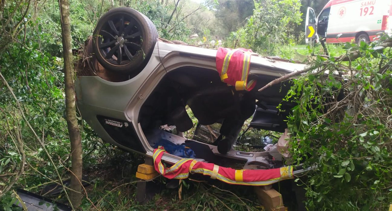 Carro capotou e parou com as rodas viradas para cima nas margens da BR-282 - Fotos Corpo de Bombeiros