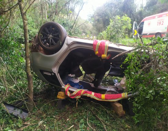 Carro capotou e parou com as rodas viradas para cima nas margens da BR-282 - Fotos Corpo de Bombeiros