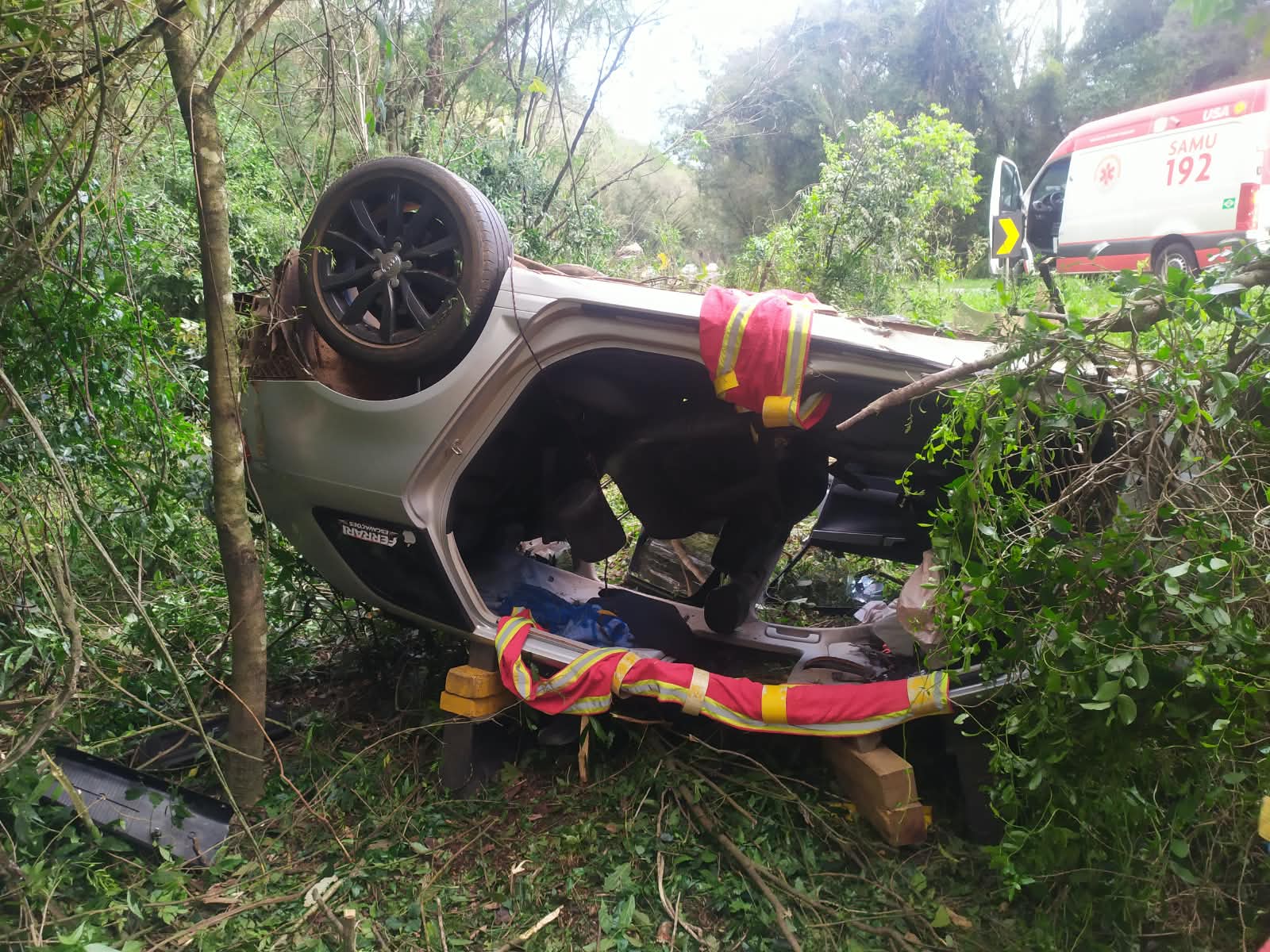 Carro capotou e parou com as rodas viradas para cima nas margens da BR-282 - Fotos Corpo de Bombeiros