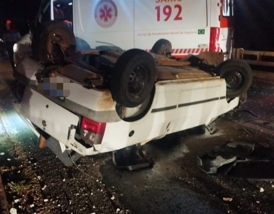 Motorista ficou ferido após o carro que conduzia sair da pista, bater contra o guard rail e capotar sobre uma ponte na BR-282 - Fotos Corpo de Bombeiros