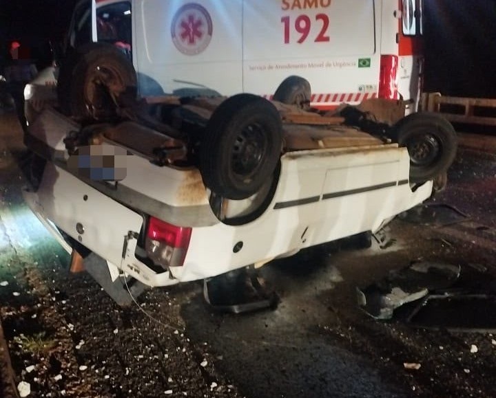 Motorista ficou ferido após o carro que conduzia sair da pista, bater contra o guard rail e capotar sobre uma ponte na BR-282 - Fotos Corpo de Bombeiros