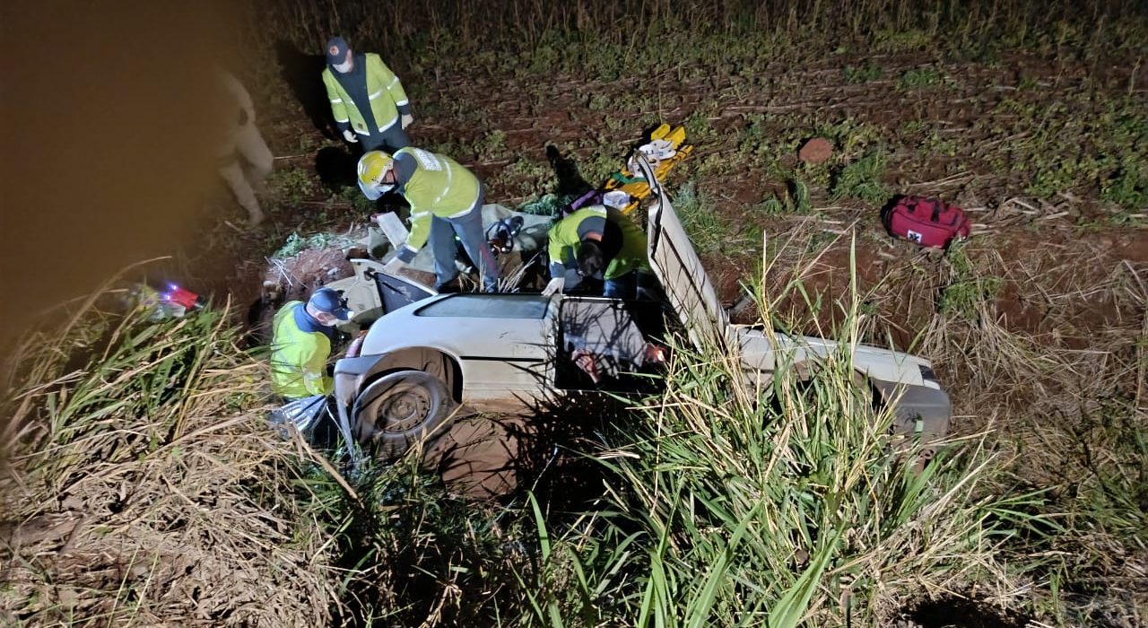 Saída de pista deixa homem preso em veículo em SC