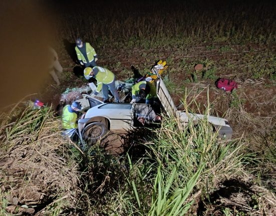 Saída de pista deixa homem preso em veículo em SC
