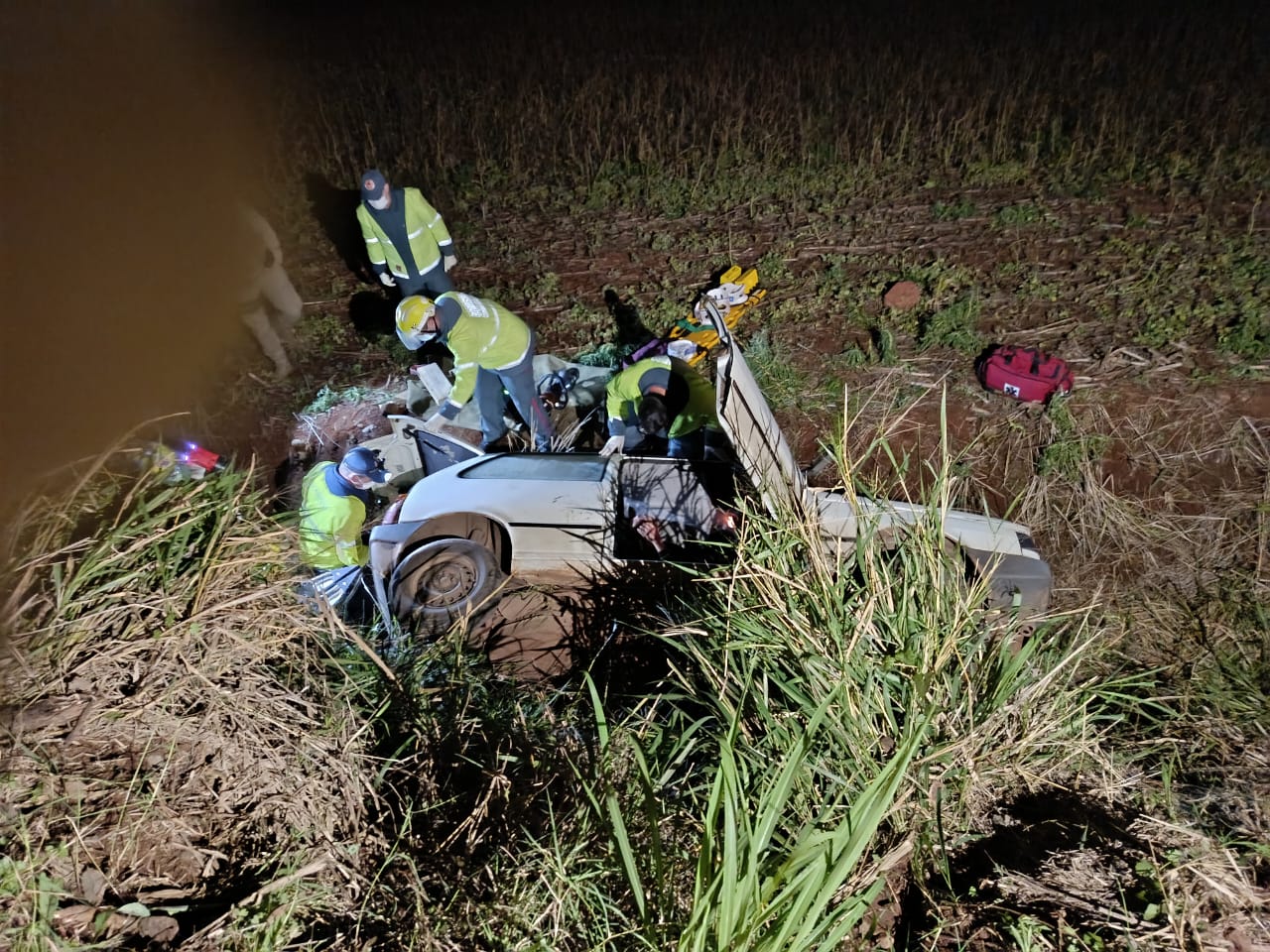 Saída de pista deixa homem preso em veículo em SC