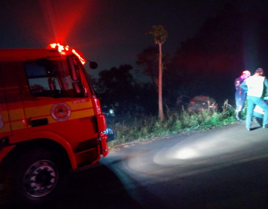 Capotamento deixa motorista ferido em Quilombo