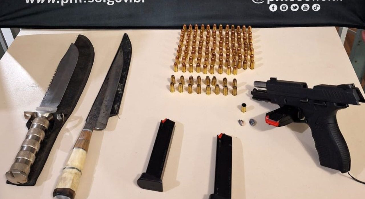 O suspeito foi detido e armas, munições e outros objetos foram apreendidos - Foto Divulgação Polícia Militar