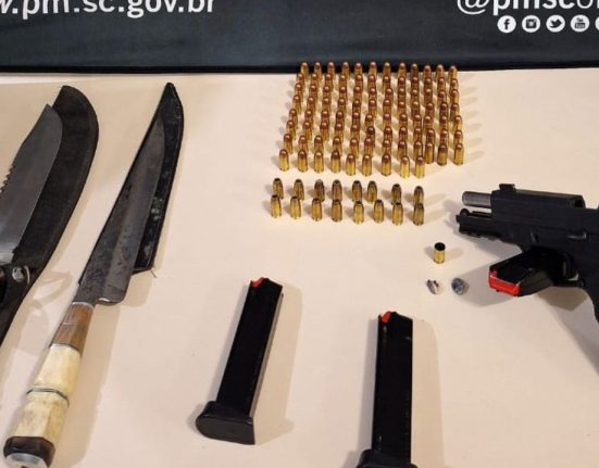 O suspeito foi detido e armas, munições e outros objetos foram apreendidos - Foto Divulgação Polícia Militar