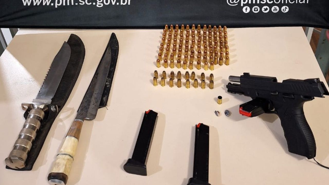 O suspeito foi detido e armas, munições e outros objetos foram apreendidos - Foto Divulgação Polícia Militar