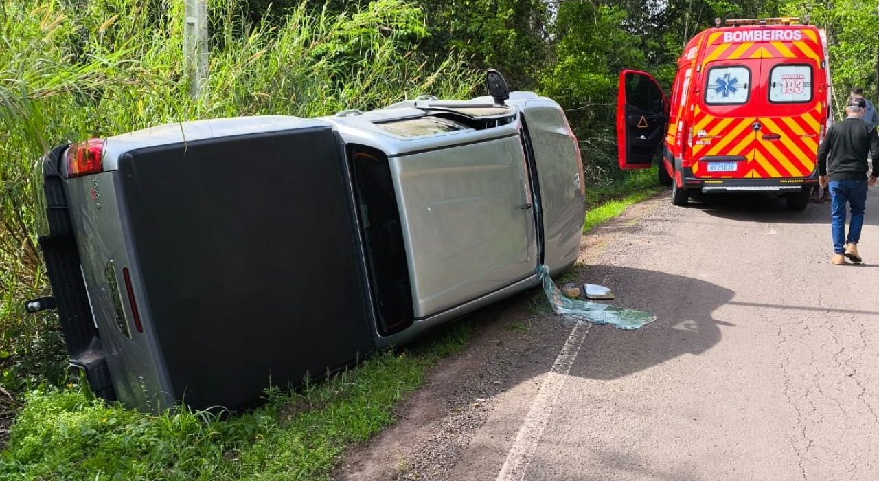 Colisão entre dois carros terminou em capotamento e deixou uma vítima presa às ferragens - Foto Corpo de Bombeiros
