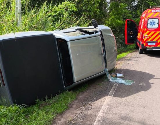 Colisão entre dois carros terminou em capotamento e deixou uma vítima presa às ferragens - Foto Corpo de Bombeiros