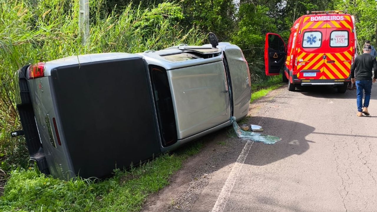 Colisão entre dois carros terminou em capotamento e deixou uma vítima presa às ferragens - Foto Corpo de Bombeiros