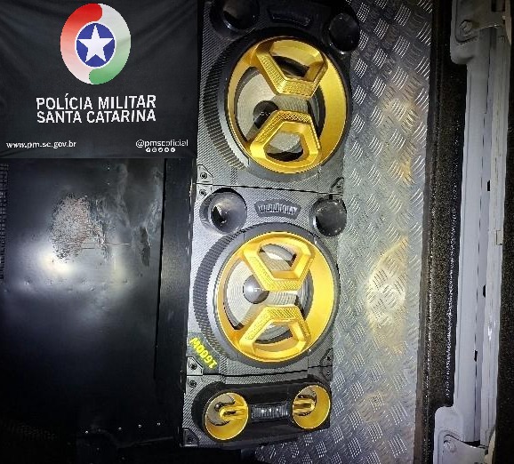 Equipamento foi recolhido após policiais encontrarem aglomeração e som em volume excessivamente alto - Foto Polícia Militar