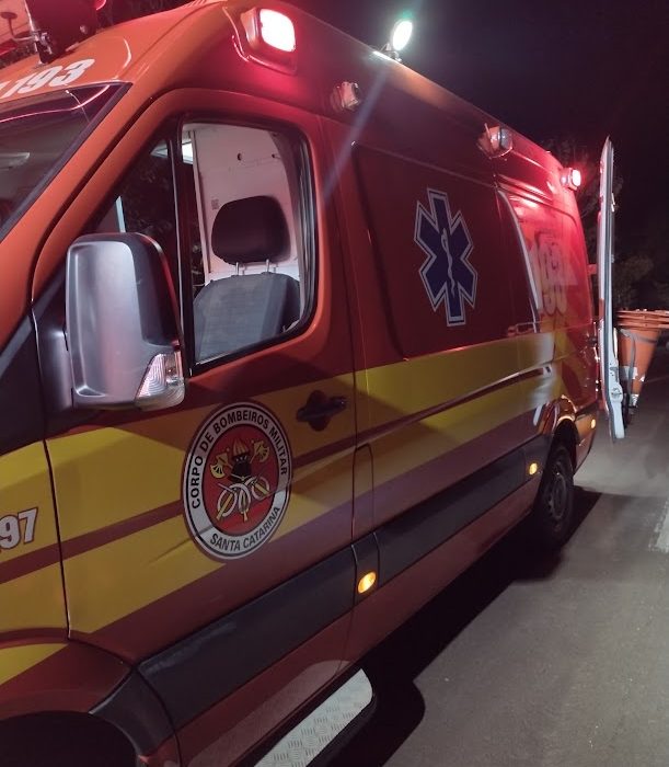 Homem foi socorrido pelo Samu após sofrer cortes provocados por golpes de arma branca - Foto Clube FM
