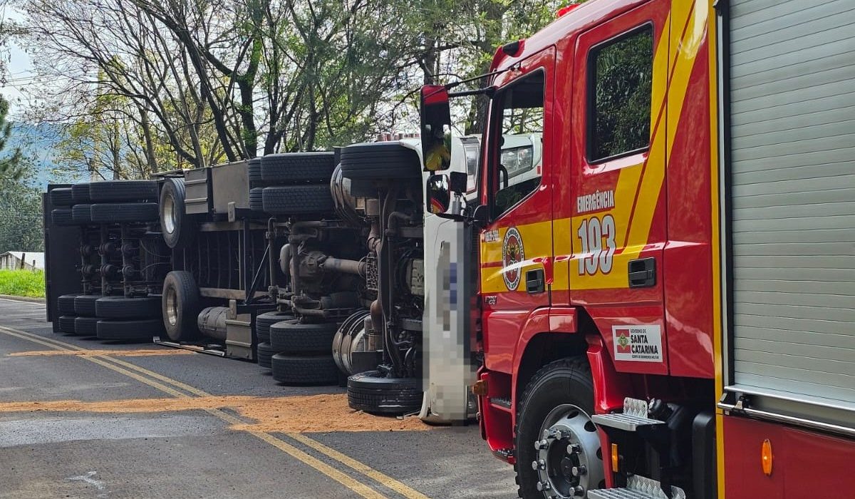 Motorista morre após tombamento de caminhão em Quilombo - Foto Corpo de Bombeiros