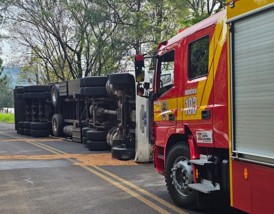 Motorista morre após tombamento de caminhão em Quilombo - Foto Corpo de Bombeiros