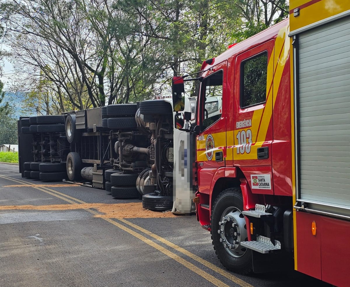 Motorista morre após tombamento de caminhão em Quilombo - Foto Corpo de Bombeiros