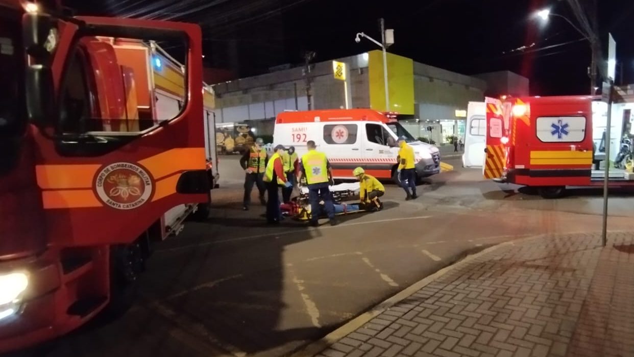 Motociclista e passageiro sofreram ferimentos - Foto Corpo de Bombeiros