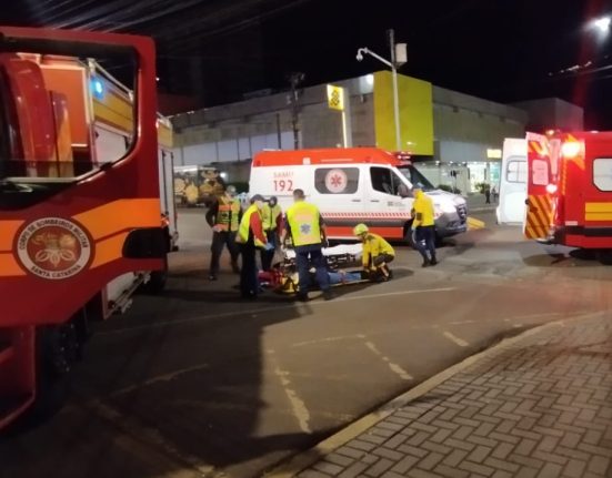 Motociclista e passageiro sofreram ferimentos - Foto Corpo de Bombeiros