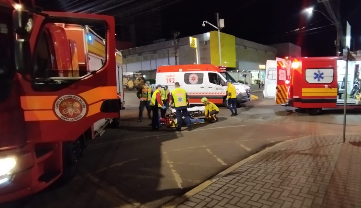 Motociclista e passageiro sofreram ferimentos - Foto Corpo de Bombeiros