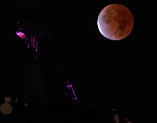 Um eclipse lunar parcial é visto atrás da antena no topo do One World Trade Center na cidade de Nova York (EUA) - Fotos Eduardo Munoz Arte g1 e NASA