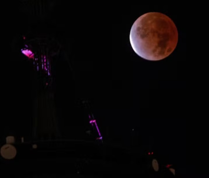 Um eclipse lunar parcial é visto atrás da antena no topo do One World Trade Center na cidade de Nova York (EUA) - Fotos Eduardo Munoz Arte g1 e NASA