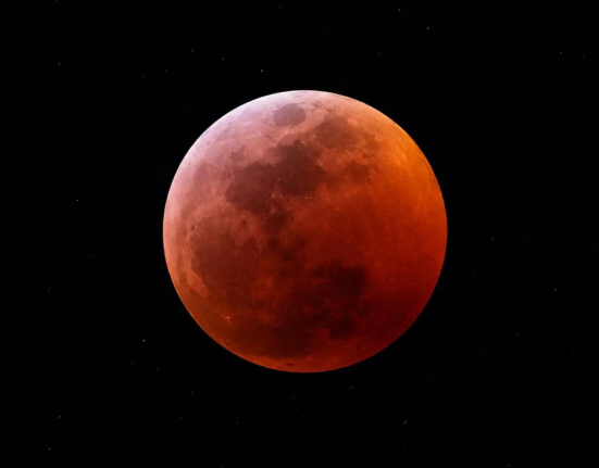 Eclipse lunar transforma a madrugada desta sexta-feira em espetáculo no céu - Foto Divulgação Click Xaxim