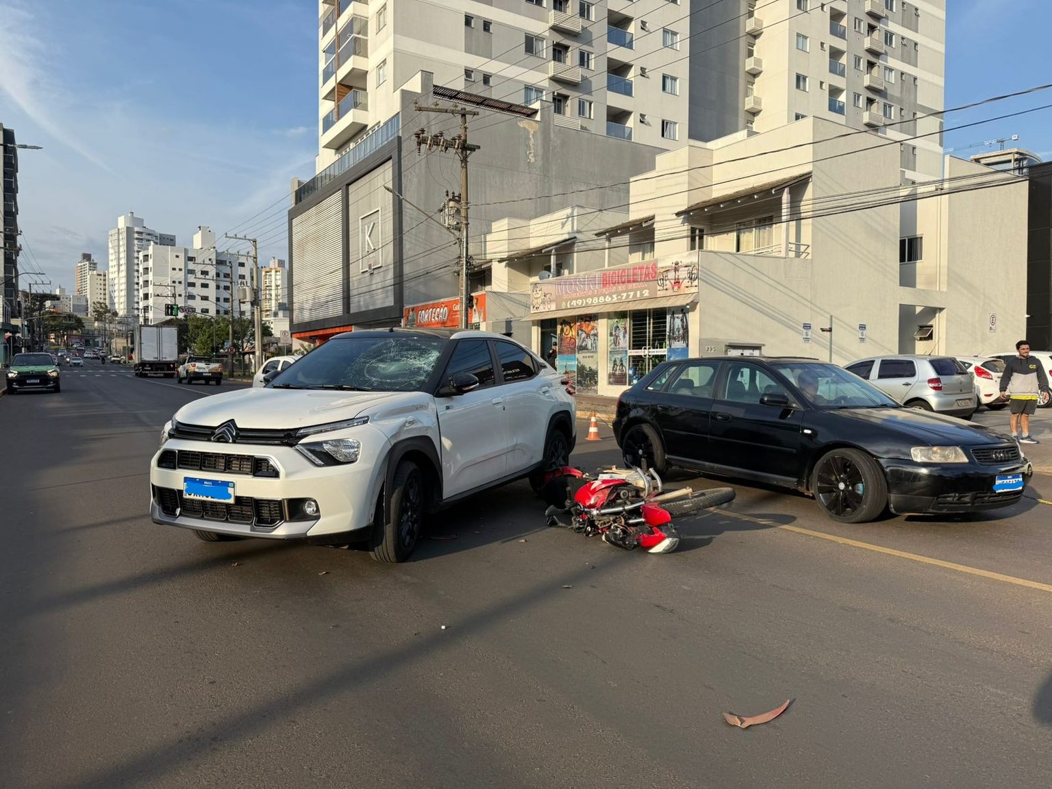 Vítima teve suspeita de fraturas no ombro e no joelho - Foto Júlia Mocellim ClicRDC