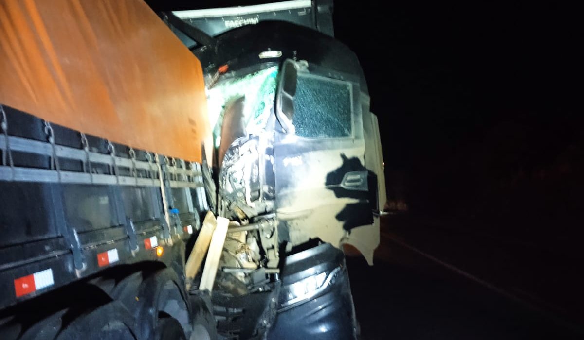 Caminhões colidiram na traseira - Foto Corpo de Bombeiros