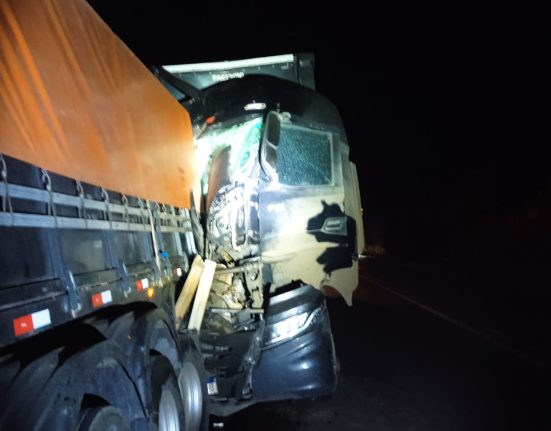 Caminhões colidiram na traseira - Foto Corpo de Bombeiros