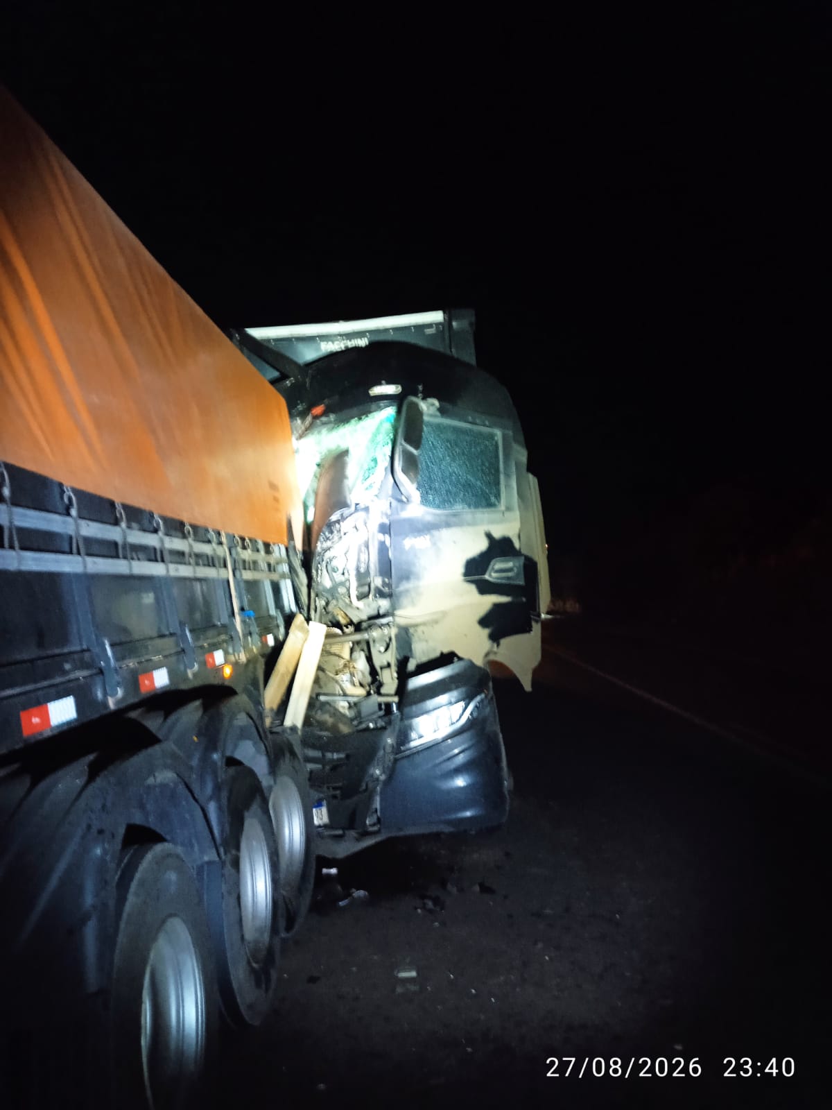 Caminhões colidiram na traseira - Foto Corpo de Bombeiros