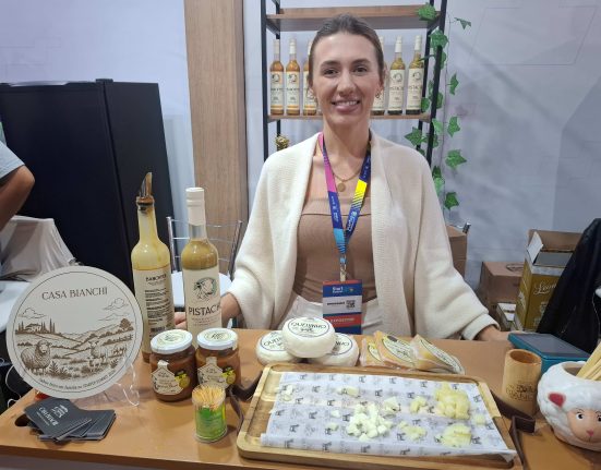 Andressa Bianchi, proprietária da Casa Bianchi, no estande da empresa espaço Sebrae, durante o Startup Summit 2026, em Florianópolis (SC (Fotos: Leticia Bombo/MB Comunicação)