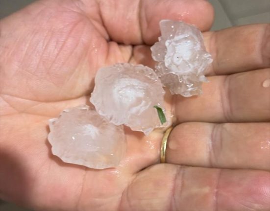 Queda de granizo causou estragos nas residências - Fotos Defesa Civil