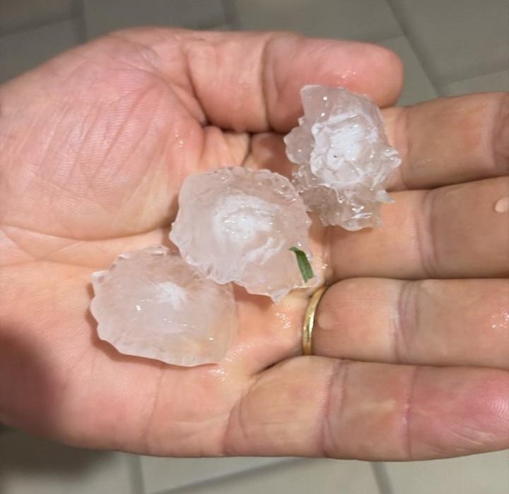 Queda de granizo causou estragos nas residências - Fotos Defesa Civil