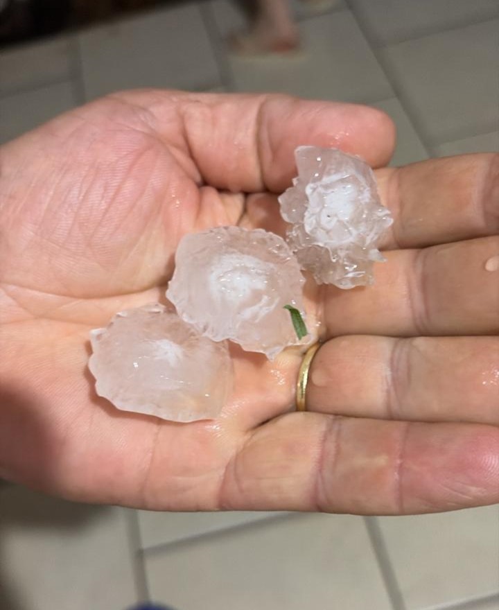Queda de granizo causou estragos nas residências - Fotos Defesa Civil