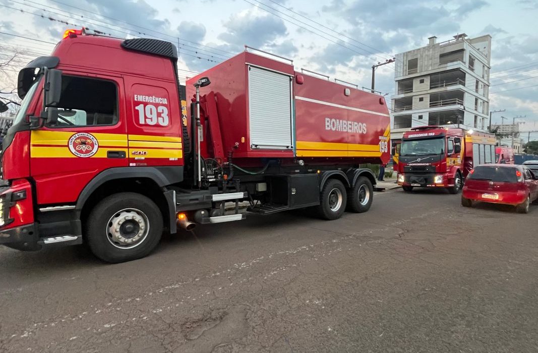 O calor das chamas danificou o estabelecimento em Chapecó - Foto Amauri Salles