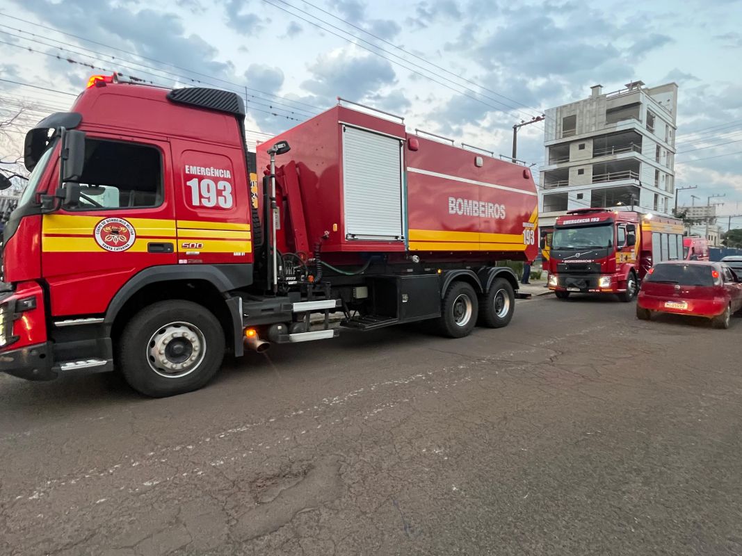 O calor das chamas danificou o estabelecimento em Chapecó - Foto Amauri Salles