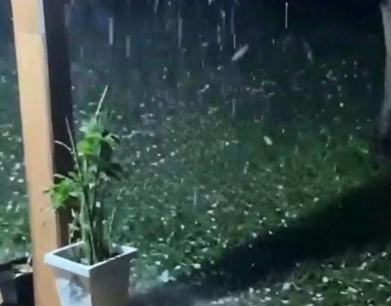 Granizo atinge diferentes pontos de Pato Branco durante temporal na noite deste domingo (30) - Foto e Vídeo enviados por moradores