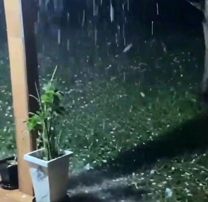 Granizo atinge diferentes pontos de Pato Branco durante temporal na noite deste domingo (30) - Foto e Vídeo enviados por moradores