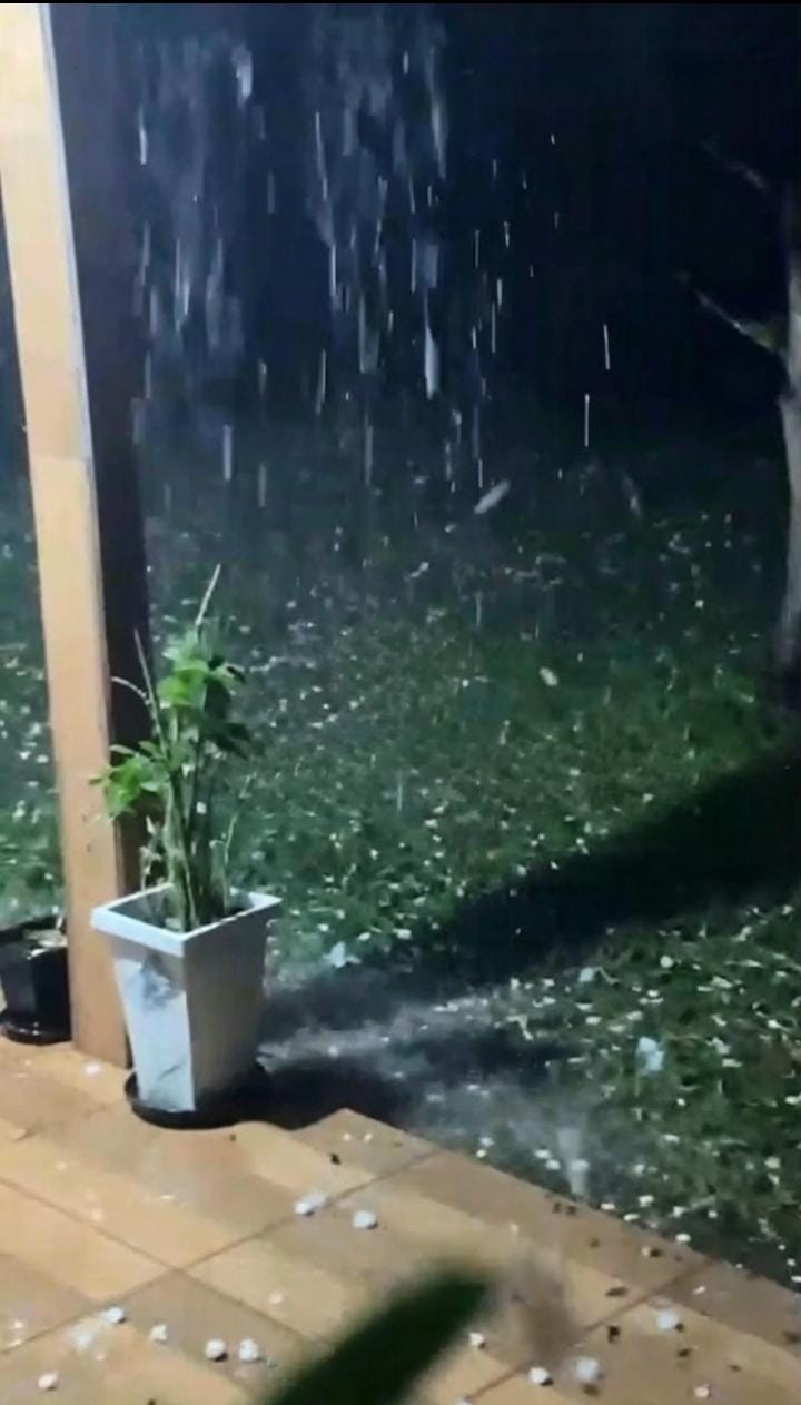 Granizo atinge diferentes pontos de Pato Branco durante temporal na noite deste domingo (30) - Foto e Vídeo enviados por moradores